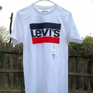 Men’s white Levi’s shirt